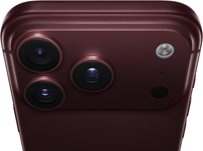 iPhone 18 Pro Max i färgen bourgogne (mörkröd), baksida, Fusion-proffskamerasystem högst upp, tre objektiv, variabel bländare med lamellerna delvis stängda, blixt, mikrofon och LiDAR-teknik, ovansida, antenn för mobil uppkoppling, platta sidor, rundade hörn