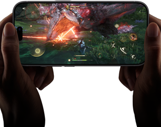 iPhone 18 Pro sedd framifrån, på skärmen visas prestandan hos A20 Pro-chippet med en scen från Monster Hunter Outlanders